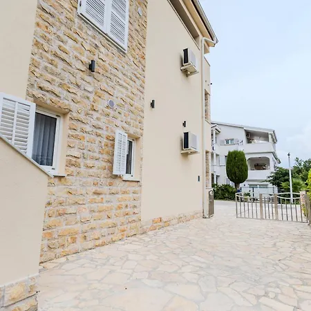 Lorena Appartement *